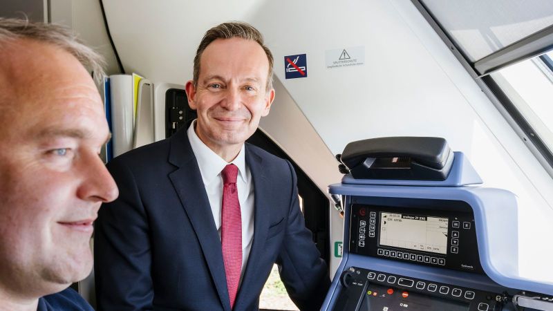 Bundesverkehrsminister Volker Wissing im Cockpit eines Brennstoffzellenzuges