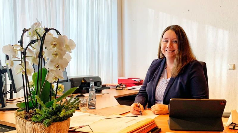 Bürgermeisterin Nadine Leonhardt in ihrem Büro