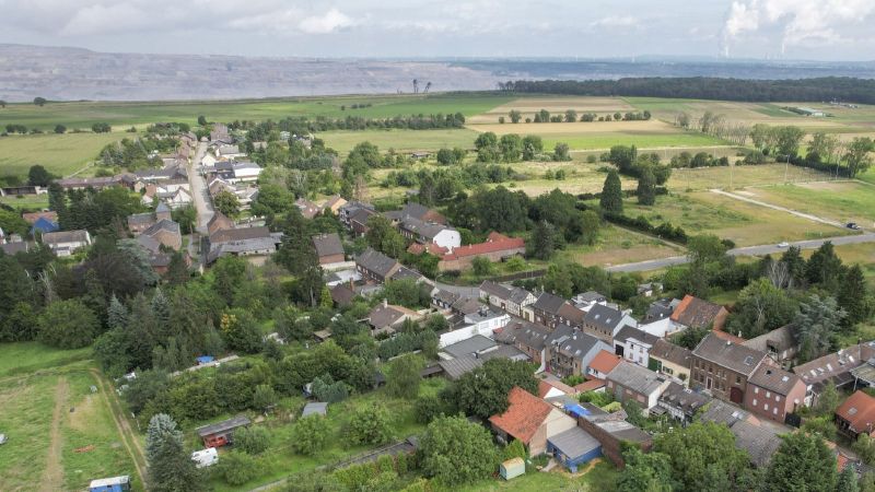 Luftaufnahme Morschenich-Alt, im Hintergrund der Braunkohletagebau