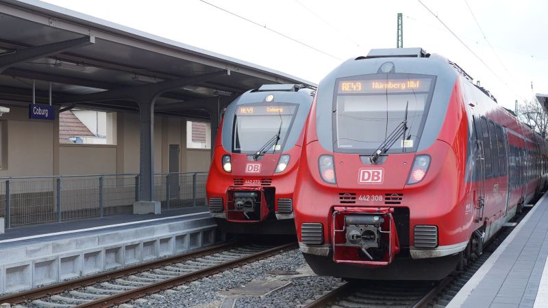 zwei rote Regionalzüge stehen im Bahnhof Coburg