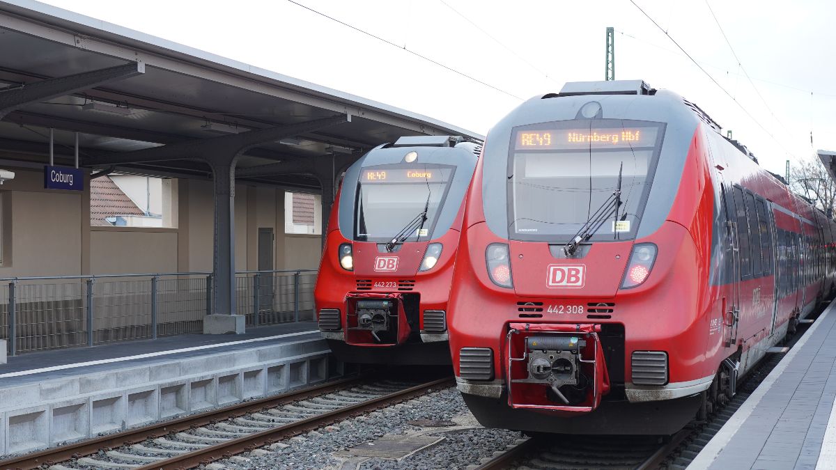 zwei rote Regionalzüge stehen im Bahnhof Coburg