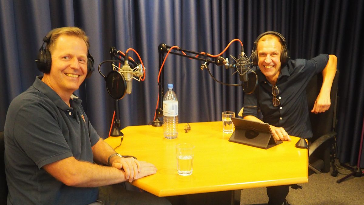 Volker Ganse (l.) und Torsten Knippertz im Studio bei der Aufnahme des Podcasts