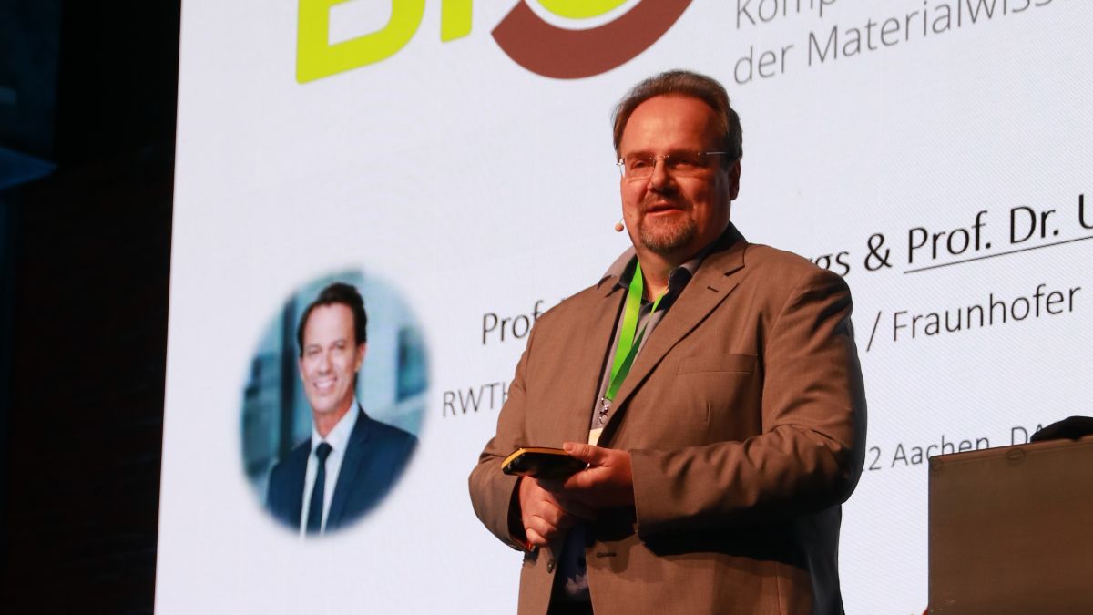 Prof. Schwanenberg bei einer Kick-Off-Veranstaltung vor einem Bio4MatPro-Plakat.