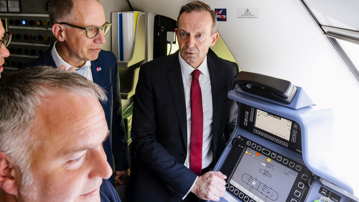 Bundesverkehrsminister Volker Wissing im Cockpit eines Dürener Brennstoffzellenzuges