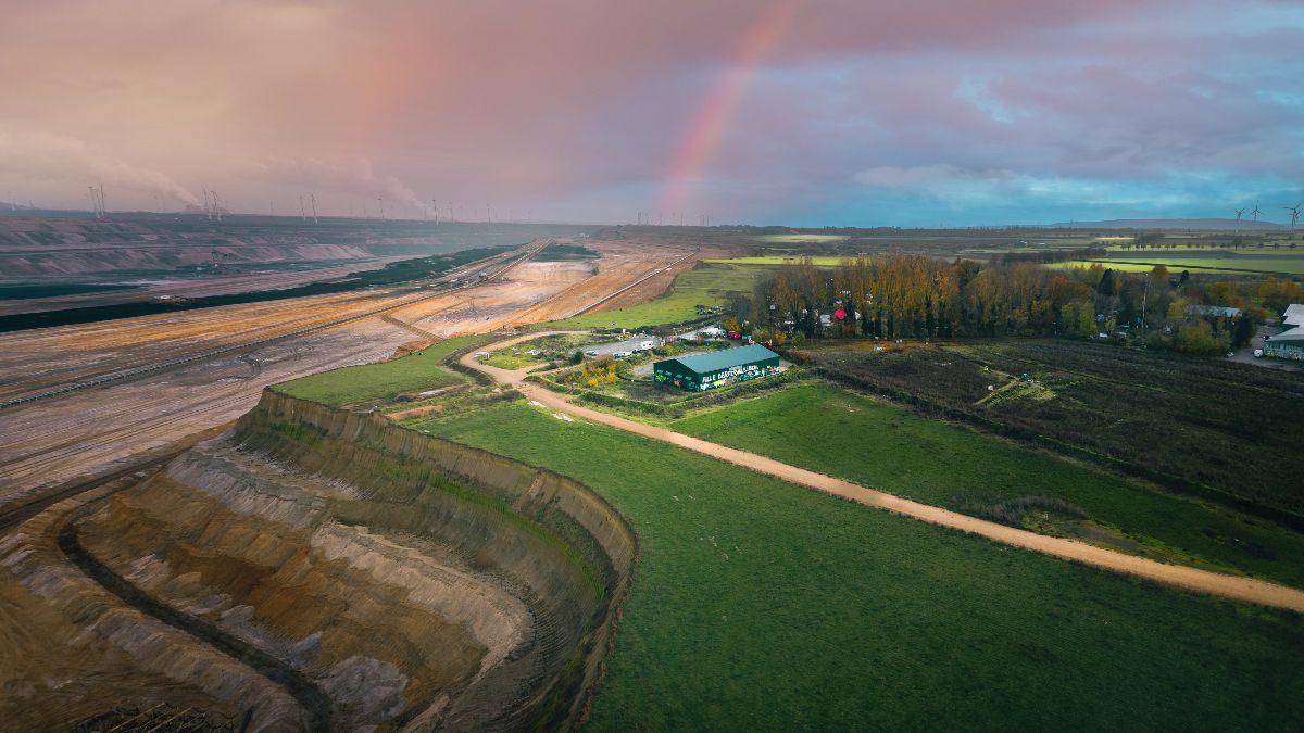 Landwirtschaftliche Flächen an der Tagebaukante mit Regenbogen